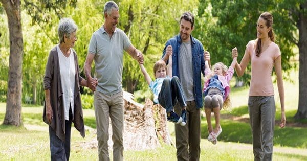 blog de imágenes de los padres y abuelos paseando por parque con los nietos