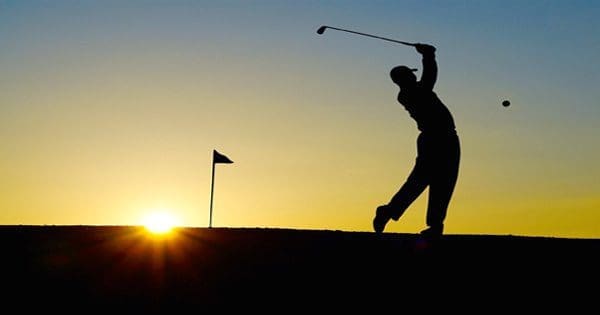 blog de imágenes de jugador de golf jugar al amanecer