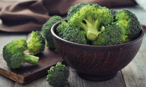 Image of a bowl of broccoli showing that cruciferous vegetables are rich in sulforaphane.