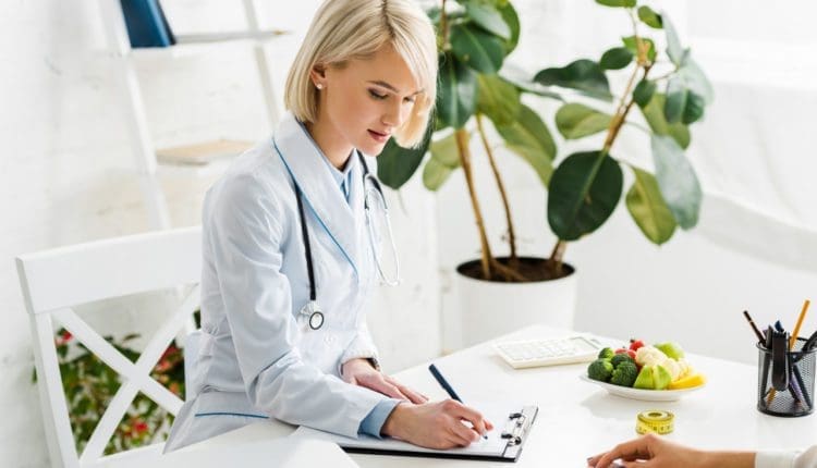 El Dr. Alexander Jiménez habla sobre nutrición quiropráctica para la recuperación de lesiones