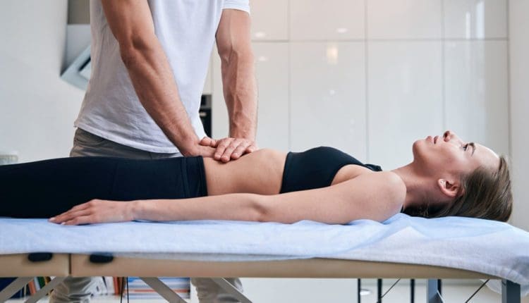 Quiropráctica para la salud intestinal y desintoxicación para aliviar la hinchazón y el reflujo