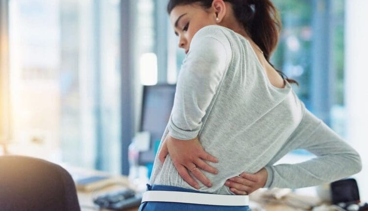 ¿Dolor de espalda que empeora al pasar más tiempo sentado? Soluciones