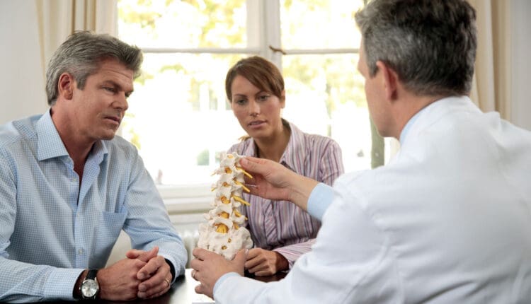 Terapia con implantes hormonales atraumáticos y beneficios de la quiropráctica