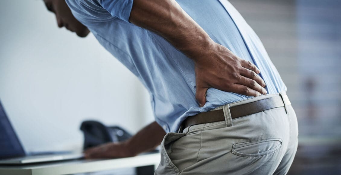 ¿Dolor de espalda que empeora al pasar más tiempo sentado? Soluciones