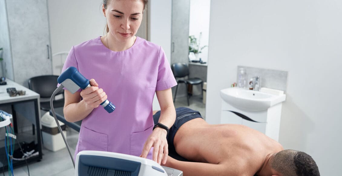 La quiropráctica y la terapia de ondas de choque extracorpóreas ayudan a mantener la flexibilidad y la comodidad.