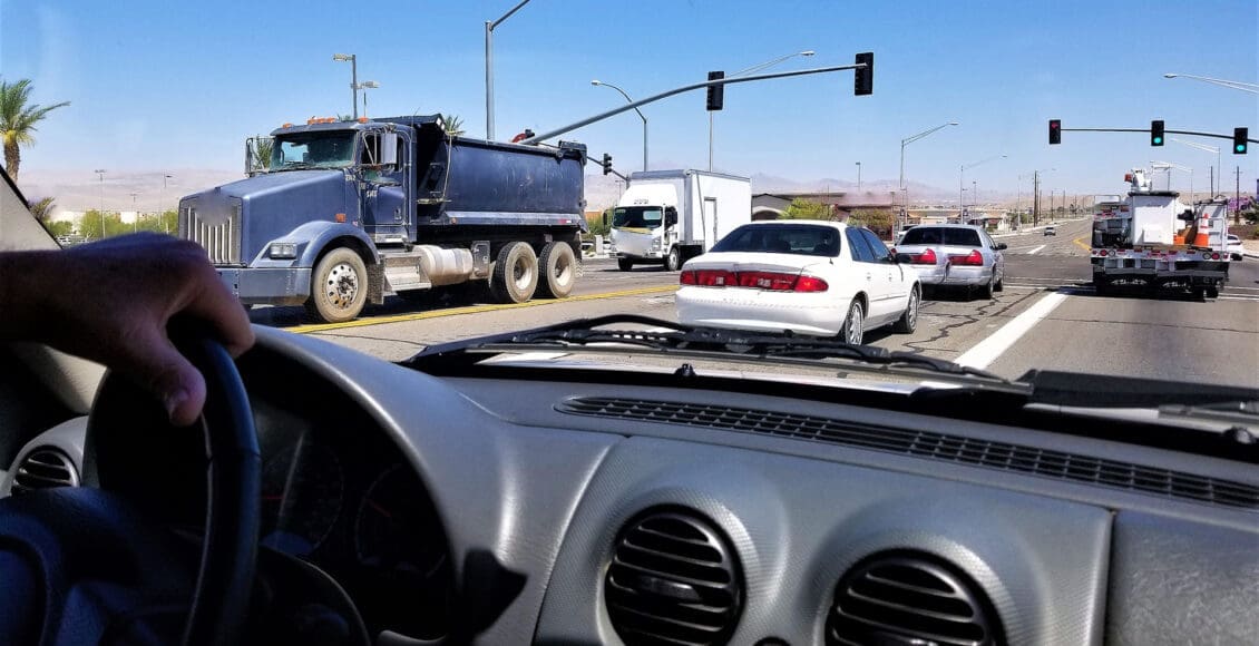 Accidentes de tráfico por no ceder el paso al girar a la izquierda y riesgos de lesiones